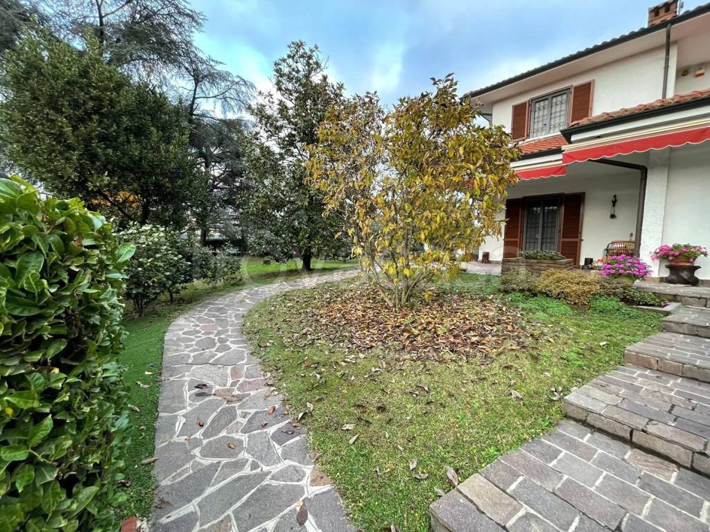 Villa in vendita ad Assago via papa giovanni xxiii, 1