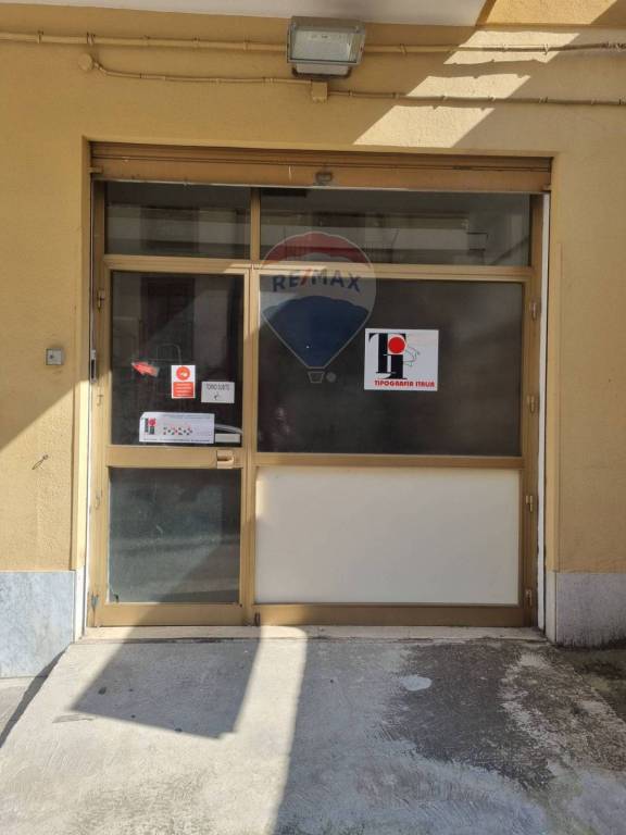 Negozio in vendita a Palermo via Gaetano Papas Petrotta, 30-32
