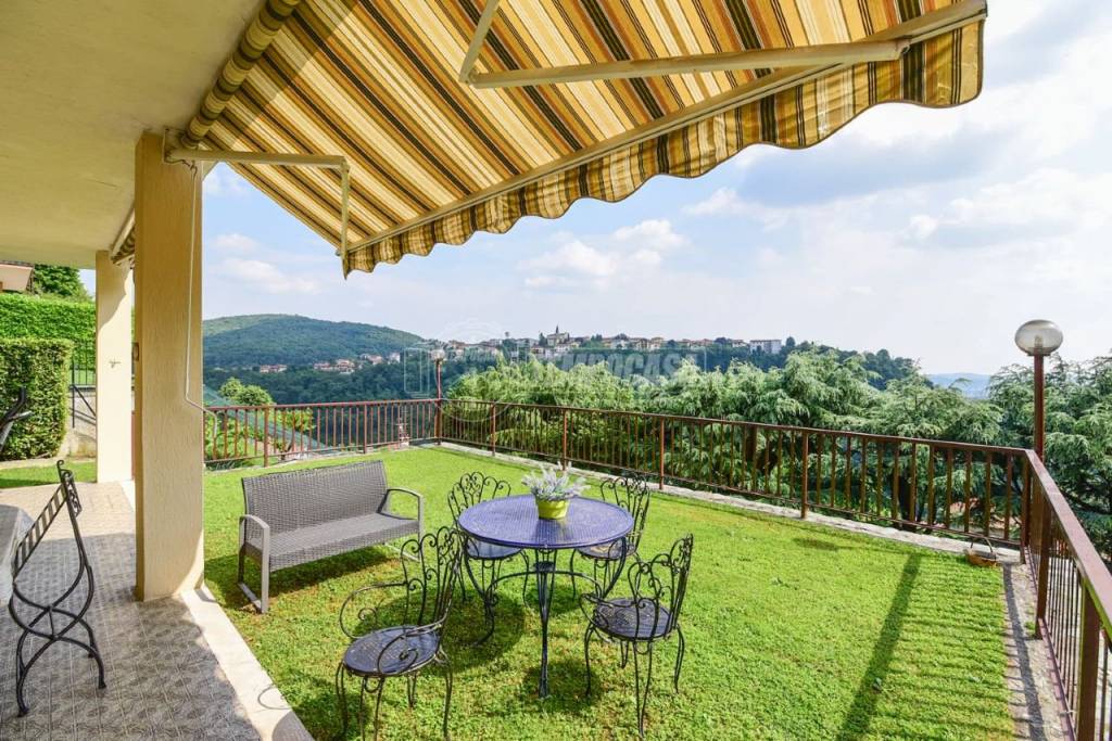 Villa Bifamiliare in vendita a Caslino d'Erba via Carabinieri Lombardi