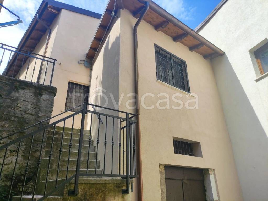 Casa Indipendente in vendita a L'Aquila via Francesco Rossi