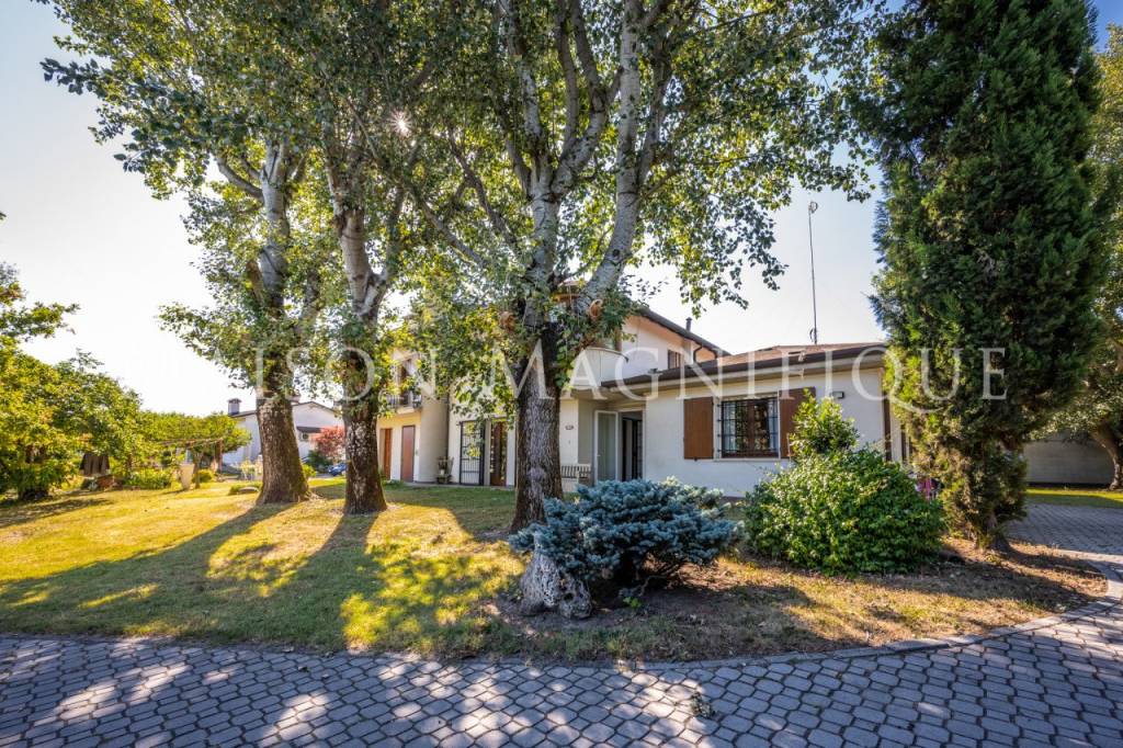 Villa in vendita a Terre del Reno corso italia 622 / 622A