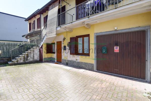 Appartamento in vendita a Carugo via Francesco Baracca