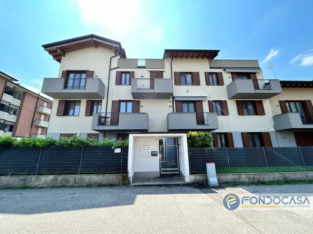 Appartamento in vendita a Lentate sul Seveso via Pirandello, 1