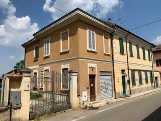 Casa indipendente in vendita a certosa di pavia piazza carlo borromeo