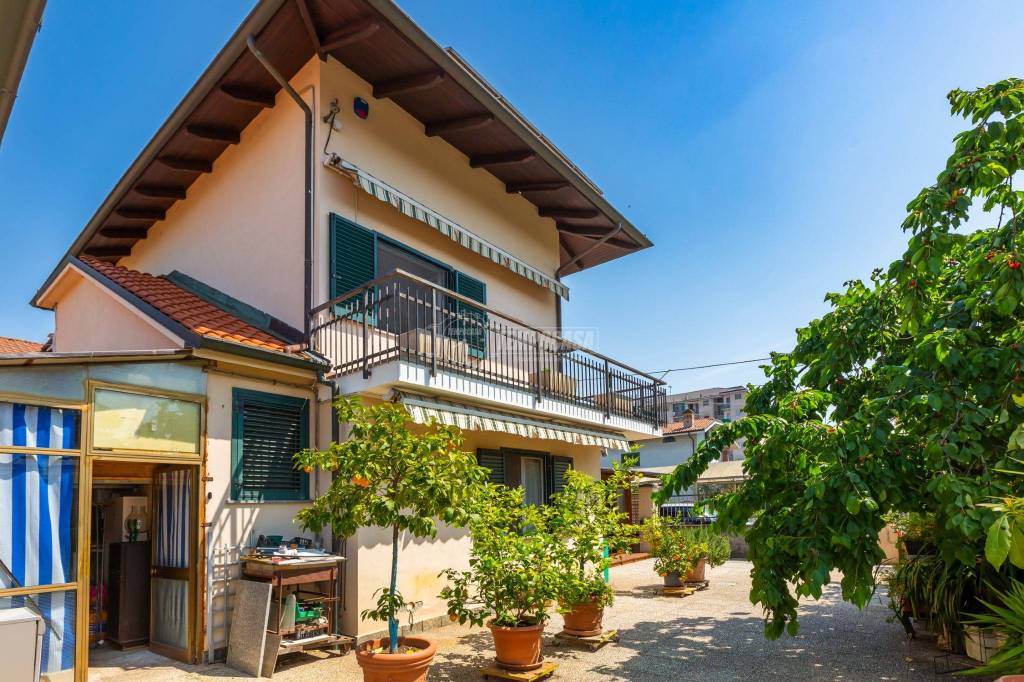 Villa in vendita a Chivasso via blatta