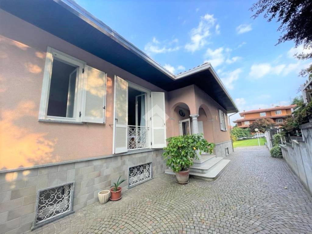 Villa in vendita a Oleggio via Novara, 88