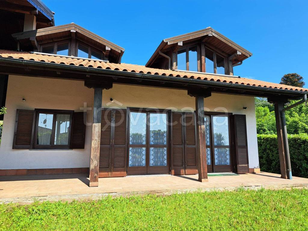 Villa in vendita a Nebbiuno