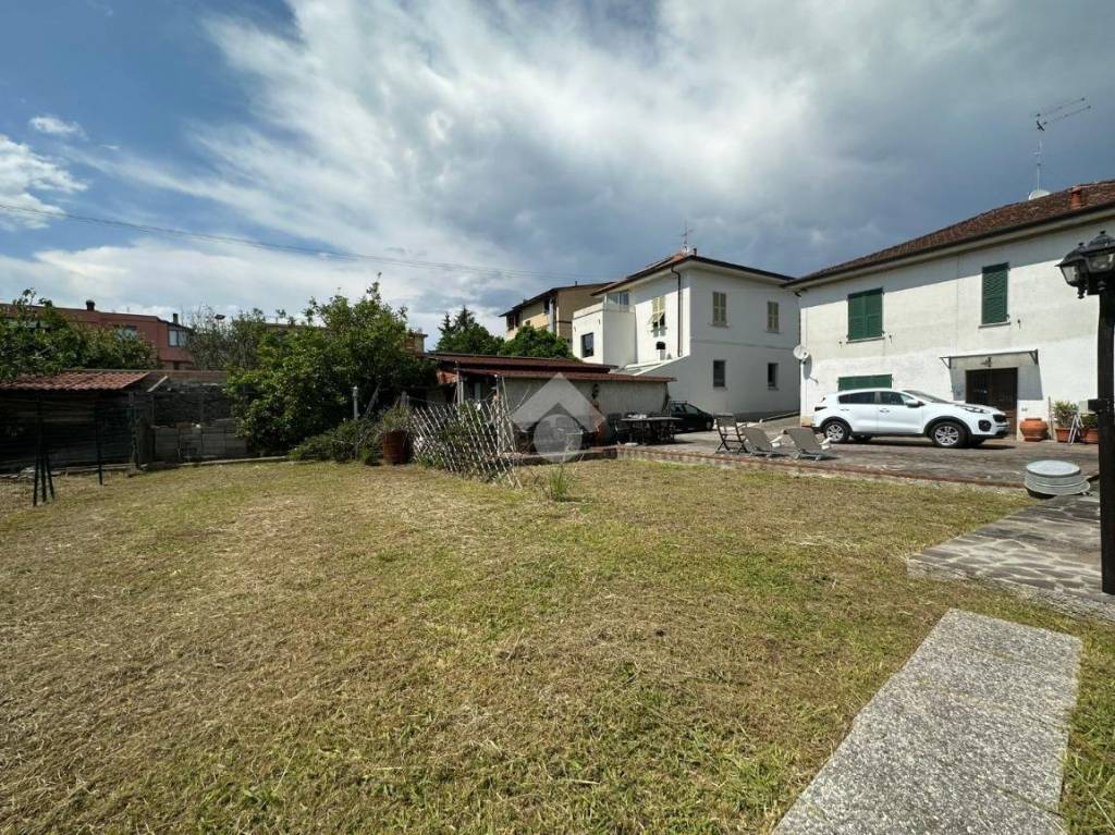 Casa Indipendente in vendita a Sarzana viale Giuseppe Mazzini, 34