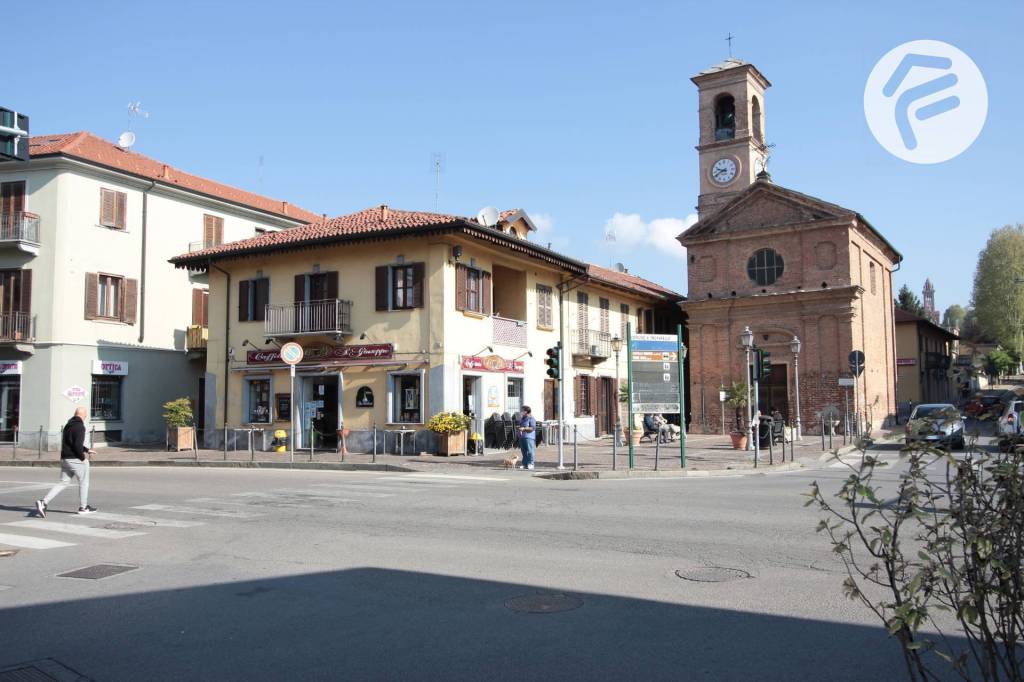 Negozio in vendita a Trofarello piazza San Giuseppe