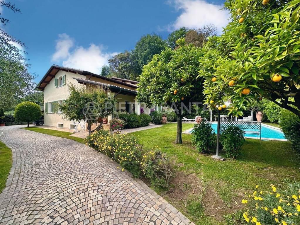 Villa in vendita a Pietrasanta via Goriello, 43