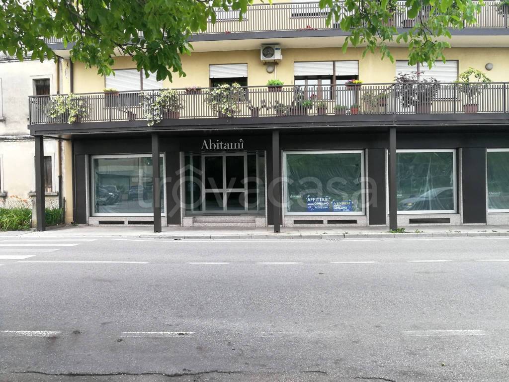 Negozio in affitto a Conegliano via Daniele Manin, 48