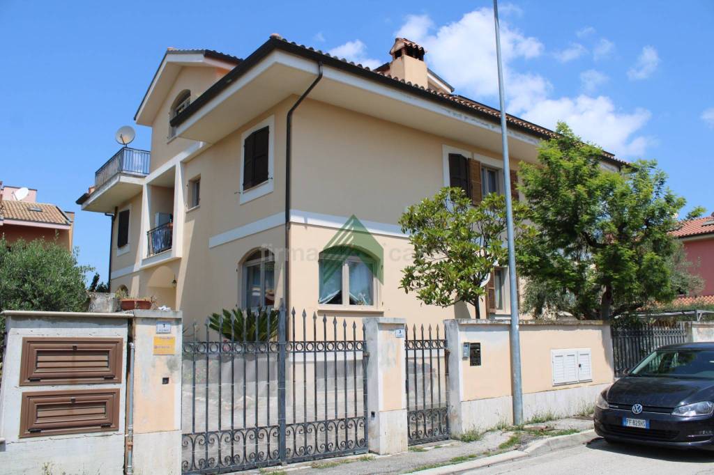 Villa Bifamiliare in vendita a Teramo via Giuseppe Righetti