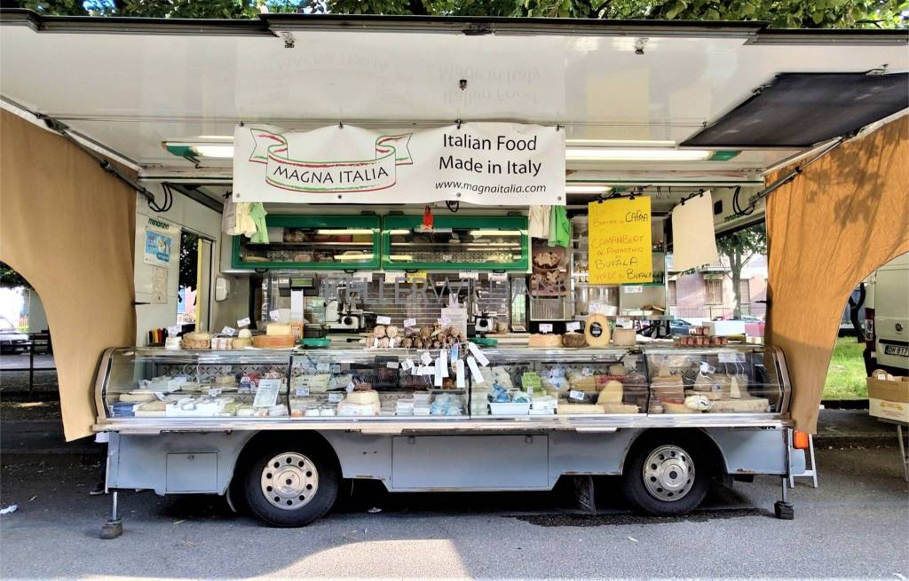Negozio Alimentare in vendita a Milano via Carlo Valvassori Peroni