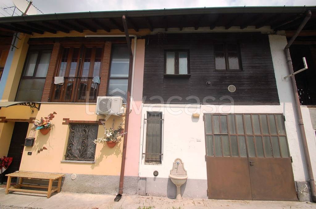 Casa Indipendente in vendita a Bernate Ticino via Italia