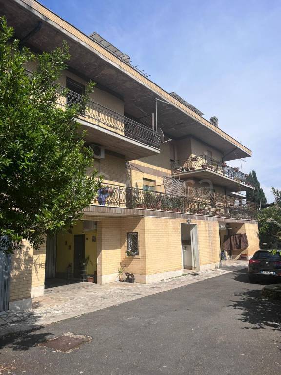 Appartamento in vendita a Roma via Guido Guida