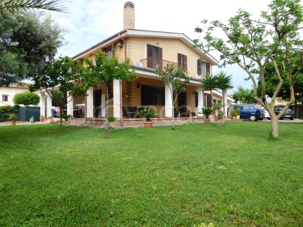 Villa in vendita a Fiumicino via Doberdò