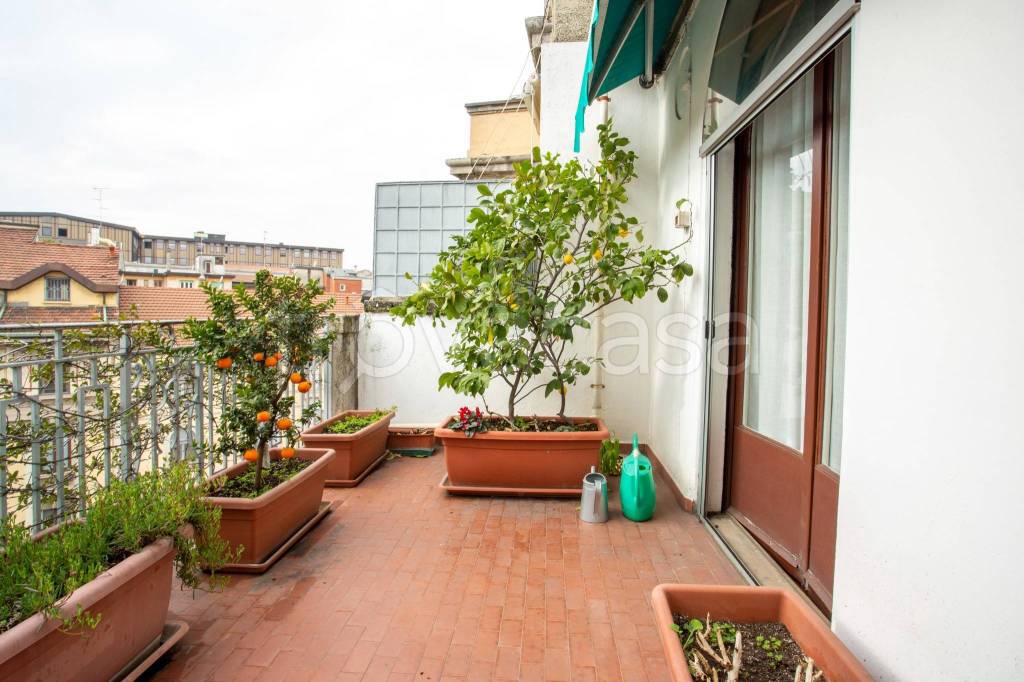 Appartamento in vendita a Milano via Enrico Besana