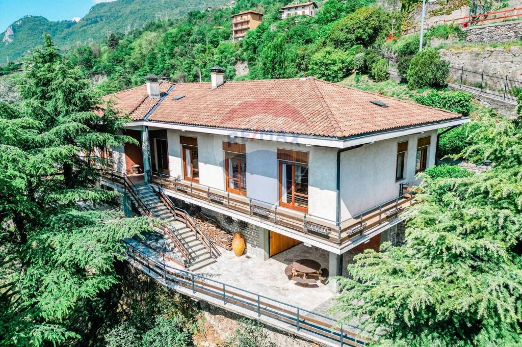 Villa in vendita a Costa Volpino