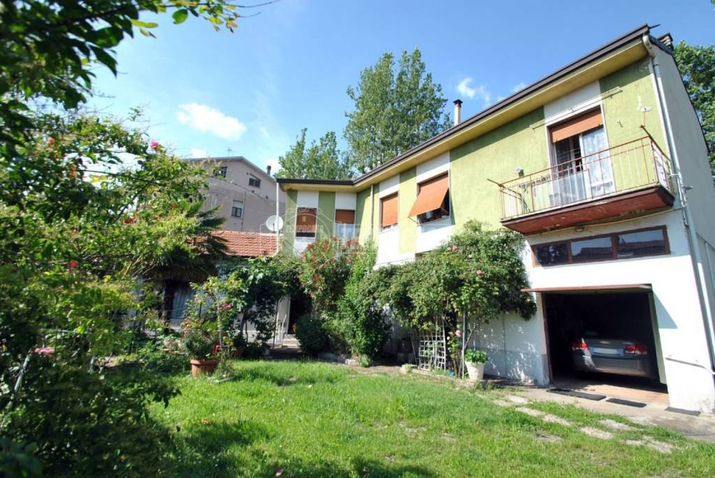Villa Bifamiliare in vendita a Caronno Pertusella viale 5 Giornate