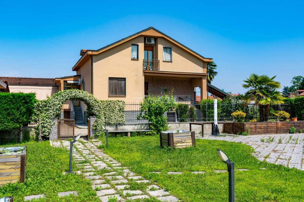 Casa Indipendente in vendita a Torino via gran paradiso