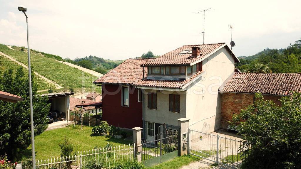 Casa Indipendente in vendita a Vezza d'Alba regione Val Rubiagno