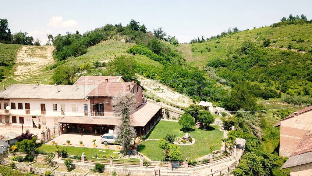 Villa Bifamiliare in vendita a Vezza d'Alba regione Sanche