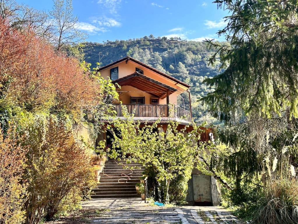Villa Bifamiliare in vendita a Dolceacqua via Provinciale