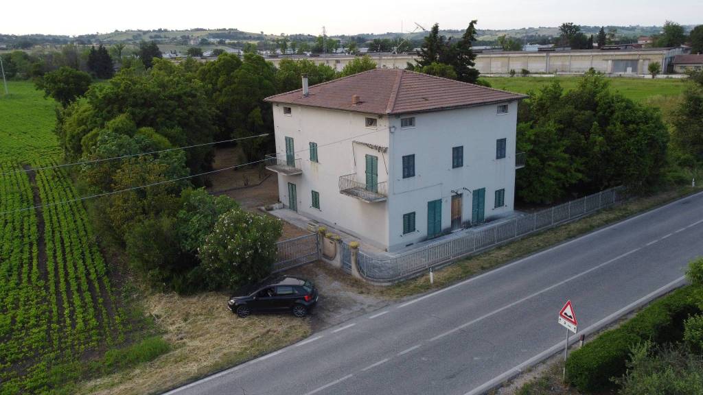 Villa Bifamiliare in vendita a Montecassiano via Alcide De Gasperi