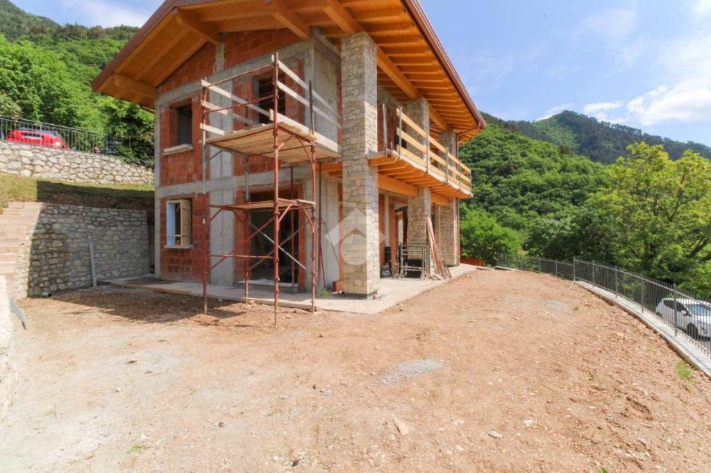 Villa in vendita a Tignale via Don Bosco
