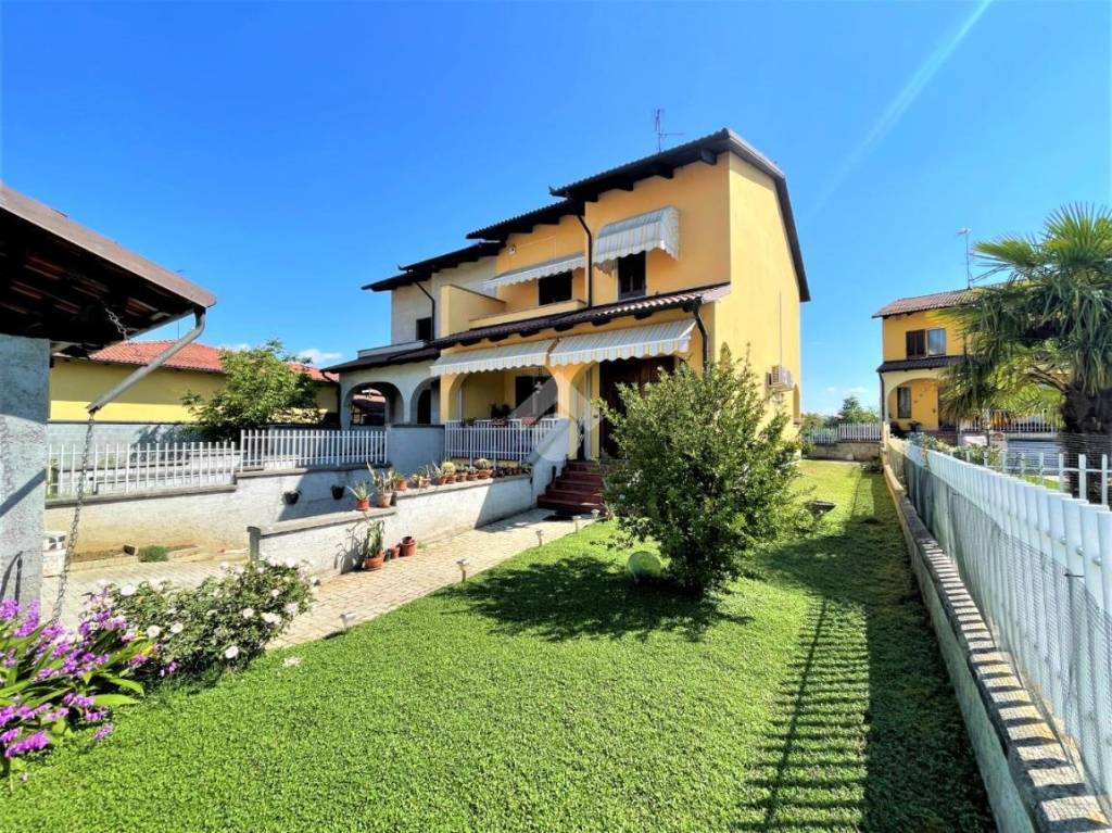 Villa a Schiera in vendita a Crescentino via Gioacchino Rossini, 39