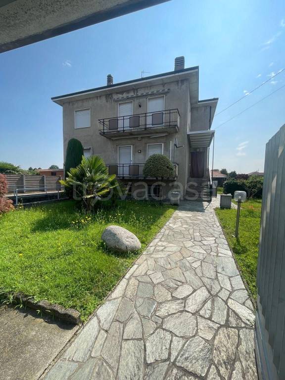 Villa Bifamiliare in vendita a Magnago via Alessandro Manzoni
