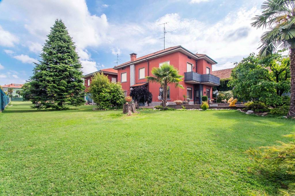 Villa Bifamiliare in vendita a Fenegrò via Cristoforo Colombo