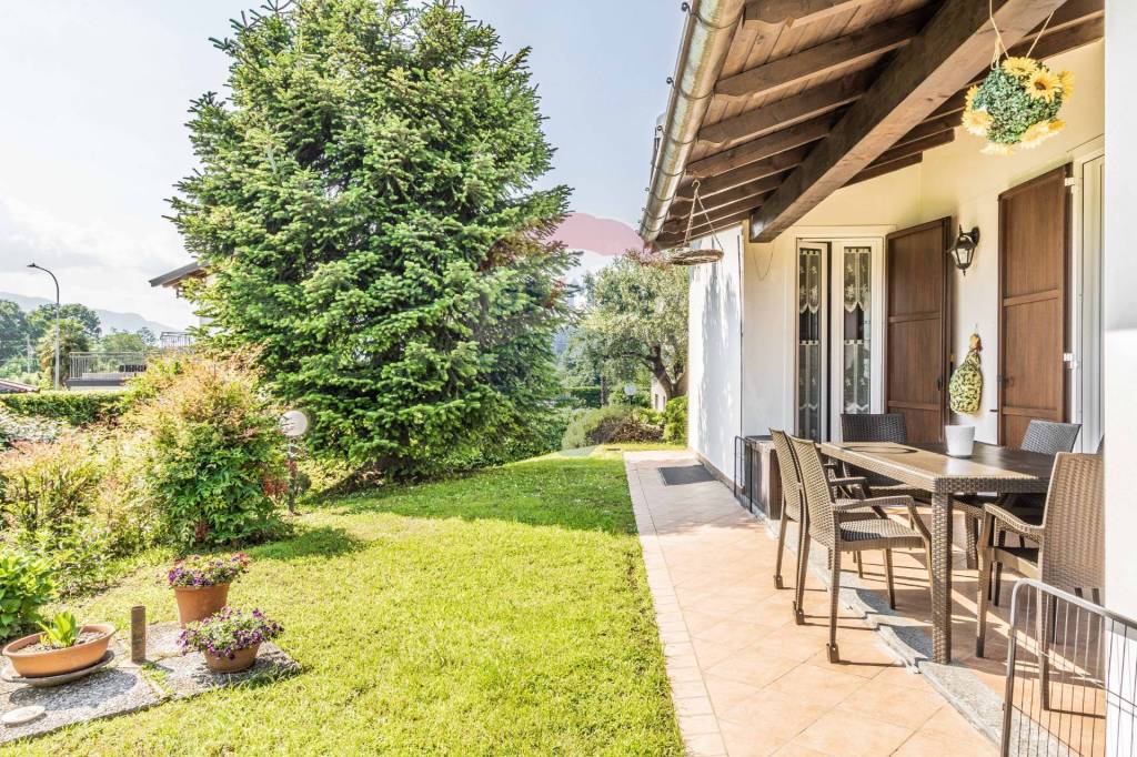 Villa in vendita a Sangiano via europa, 14