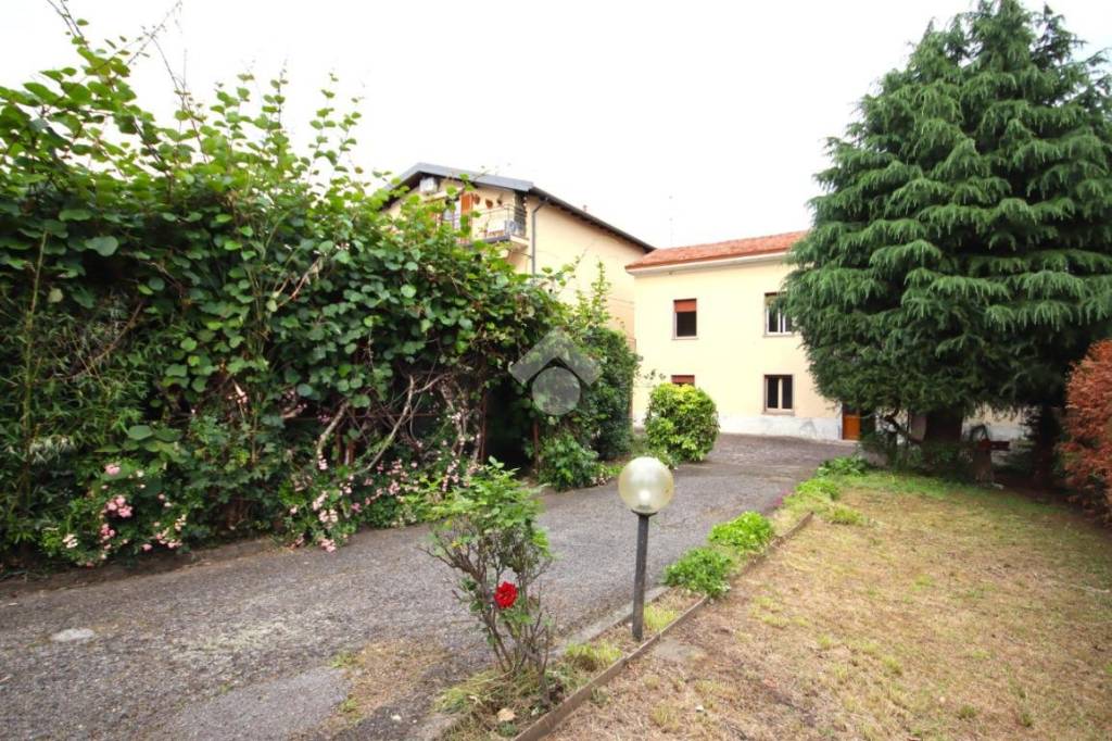 Casa Indipendente in vendita a Cassago Brianza via Carlo Cattaneo, 3