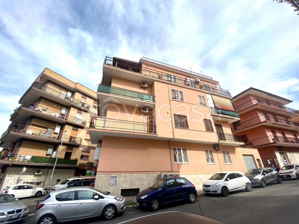 Appartamento in vendita a Roma via degli Orti della Magliana