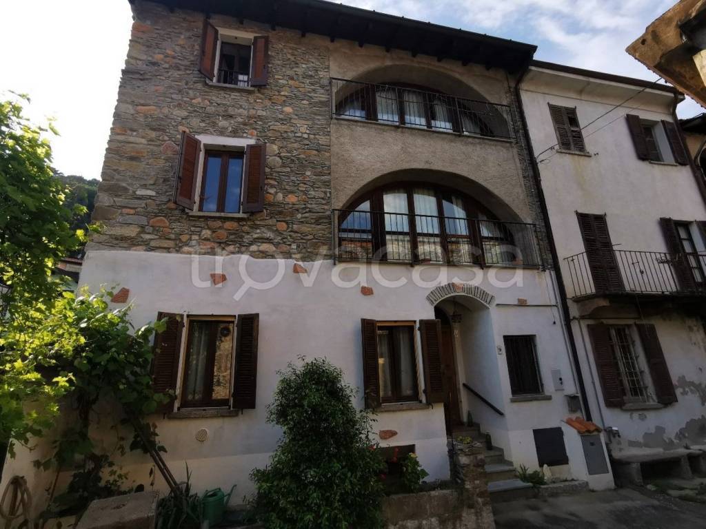Casa Indipendente in vendita a Cuasso al Monte via della Fonte, 9