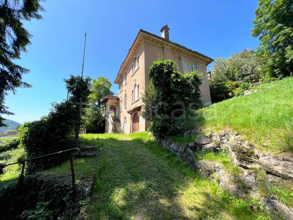 Villa in vendita ad Asso via Santissimi Giovanni e Paolo, 14