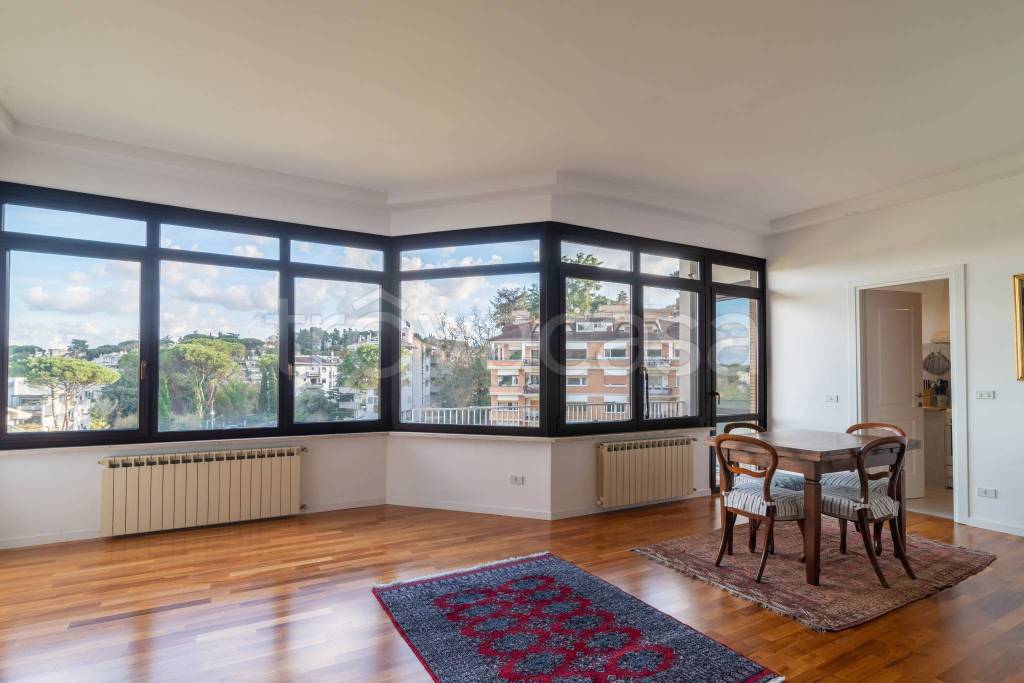 Appartamento in vendita a Roma via della Mendola