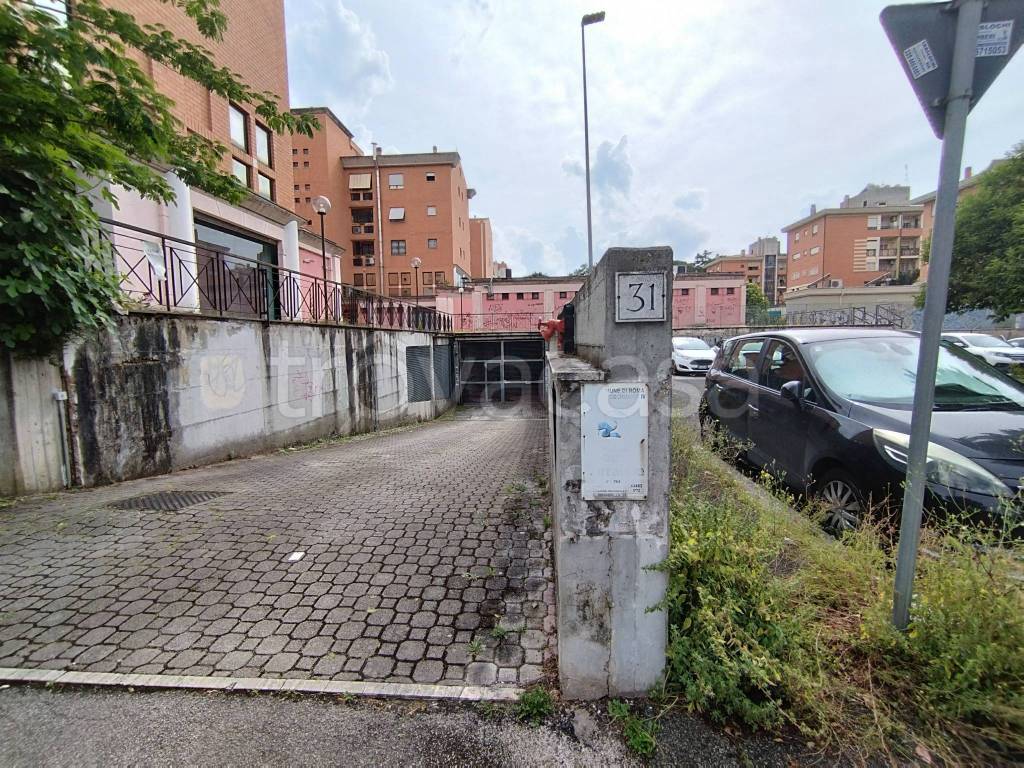 Garage in vendita a Roma via Luigi Pirandello, 31