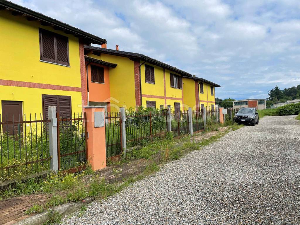 Villa in vendita a Cadrezzate con Osmate via Enrico Fermi