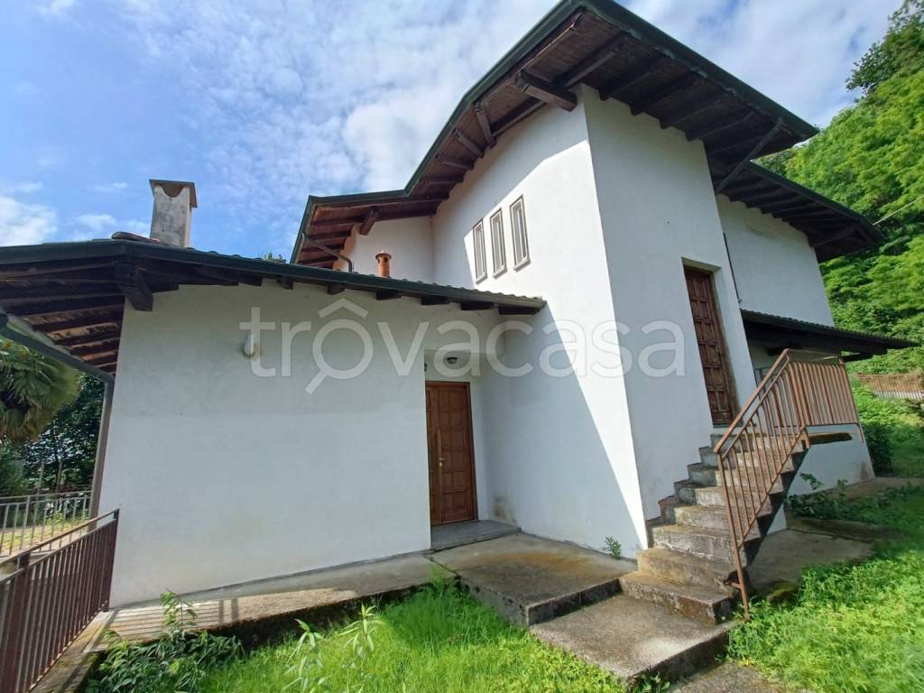 Villa Bifamiliare in vendita a Borgomanero casale Tabuloni, 18