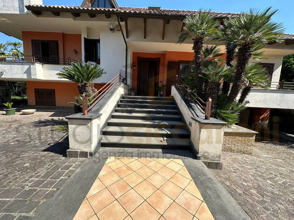 Villa in vendita a Giugliano in Campania via Dante Alighieri