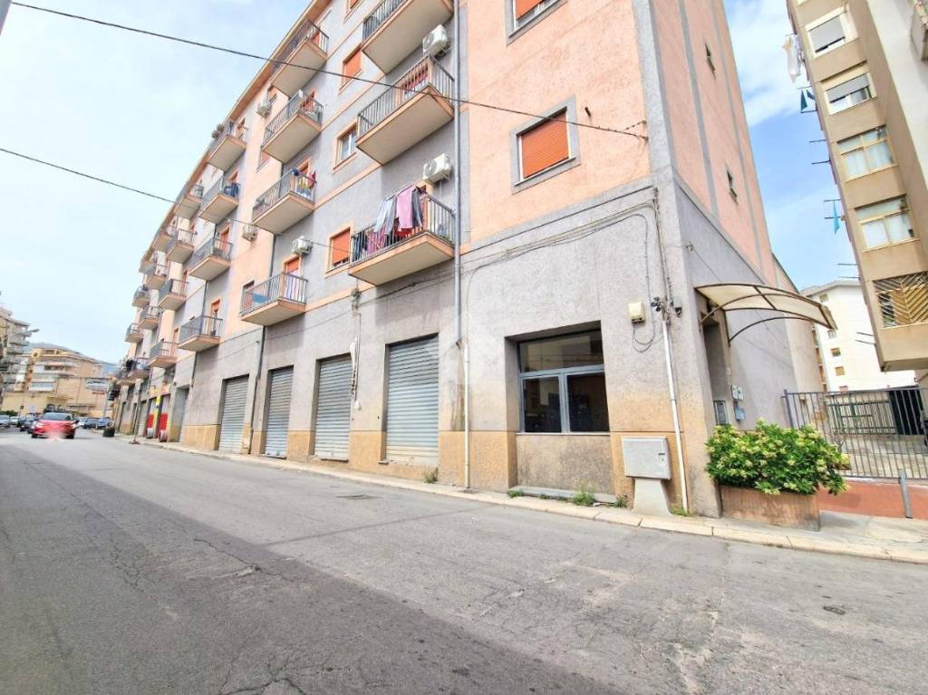 Negozio in vendita a Palermo via buonriposo, 61