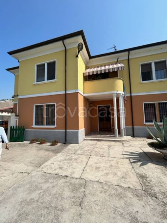 Villa in vendita a Guidizzolo via Monumento