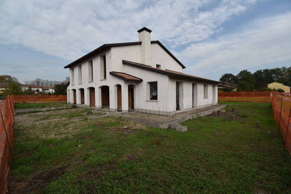 Villa in vendita a Gualtieri via Grazia Deledda