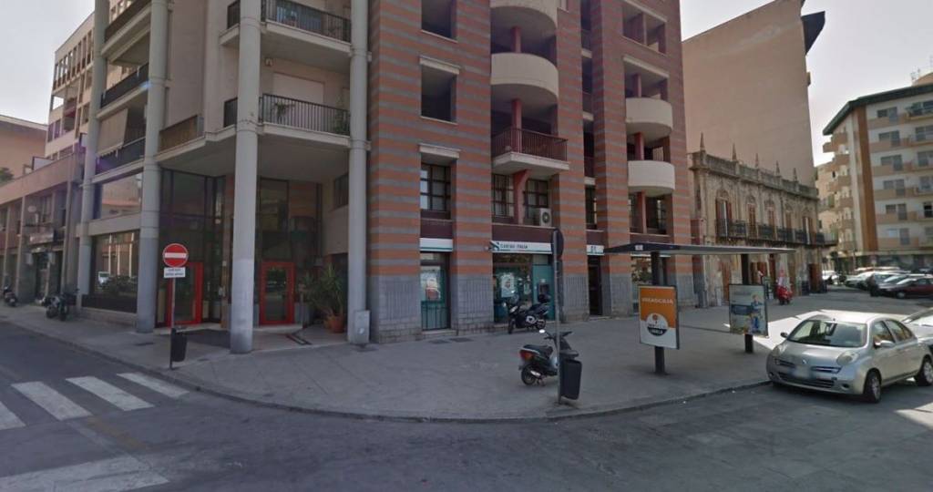 Negozio in vendita a Palermo piazza Principe di Camporeale, 61