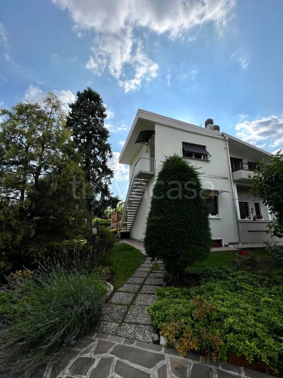 Villa Bifamiliare in vendita a Giussano via Camillo Benso di Cavour, 86