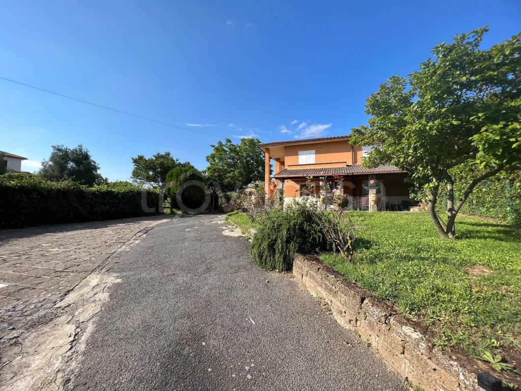 Villa Bifamiliare in in vendita da privato a Bracciano strada Provinciale Claudia Braccianese, 23