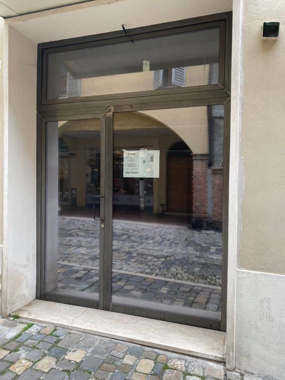 Negozio in vendita a Cesena via Zeffirino Re, 32