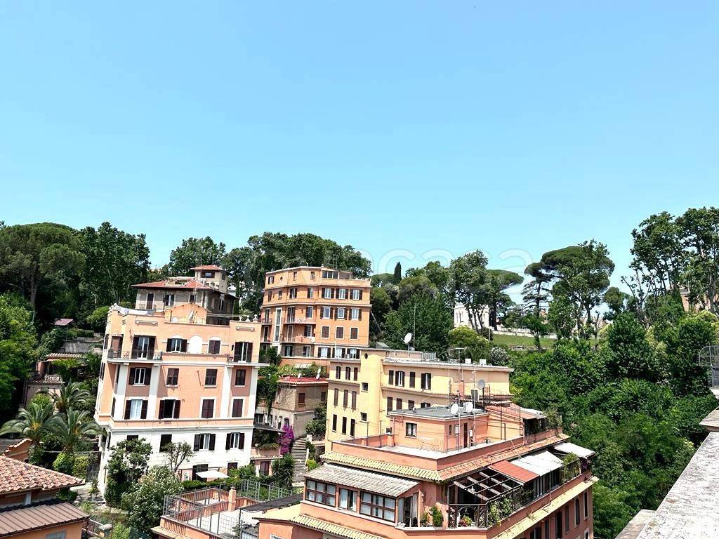 Appartamento in vendita a Roma via Angelo Tittoni